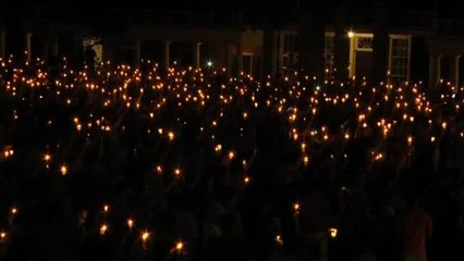 Cientos de personas se reúnen para homenajear a la mujer muerta en Charlottesville