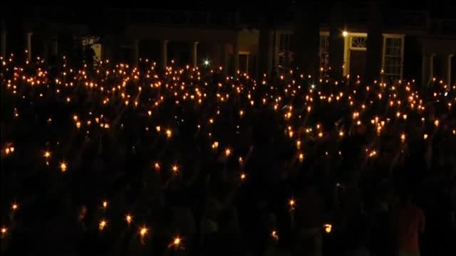 Cientos de personas se reúnen para homenajear a la mujer muerta en Charlottesville