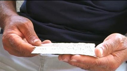 Un pescador es sorprendido con un mensaje en una botella