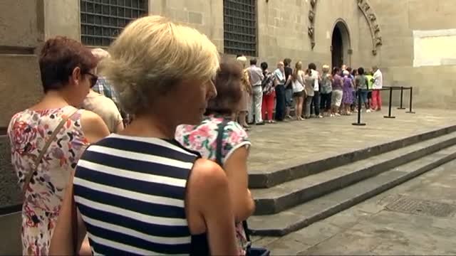 Colas en el Ayuntamiento de Barcelona para firmar el libro de condolencias