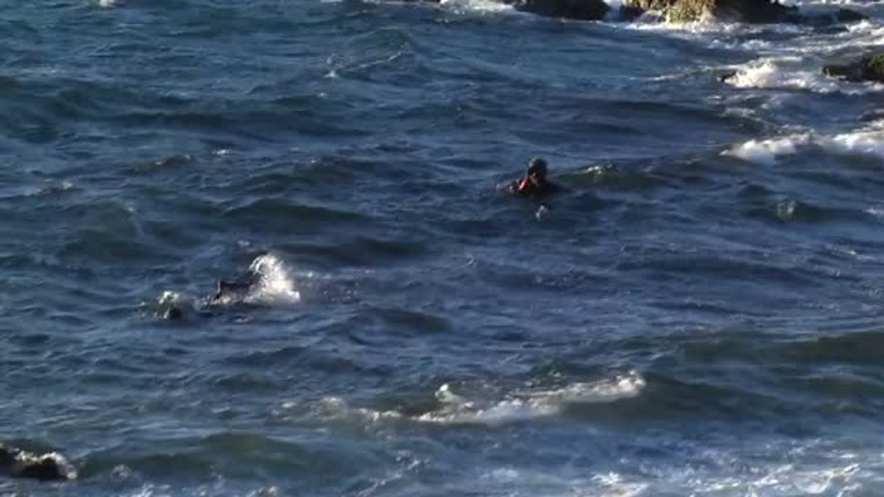 Las mafias abandonan a 12 subsaharianos en las aguas de Ceuta