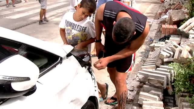 Varios coches destrozados por la tormenta en Salou