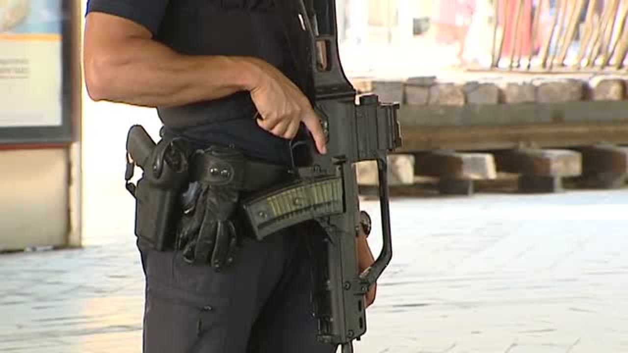 Aumenta la presencia policial en las principales ciudades del país después de los atentados de Cataluña