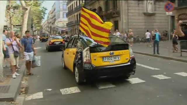 Multitudinaria marcha de los taxistas en el corazón de La Rambla