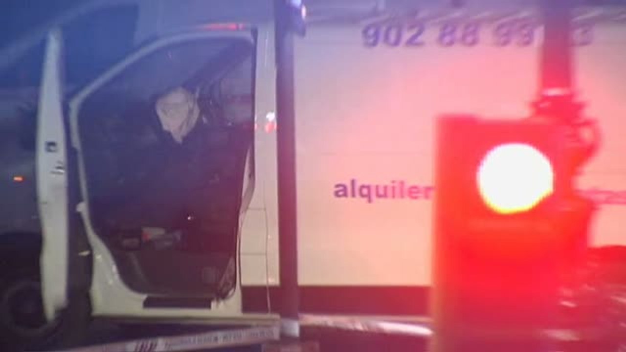 La policía científica investiga la furgoneta del atropello de las Ramblas