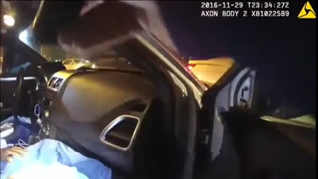 Agentes de policía colocan droga en el coche de dos sospechosos