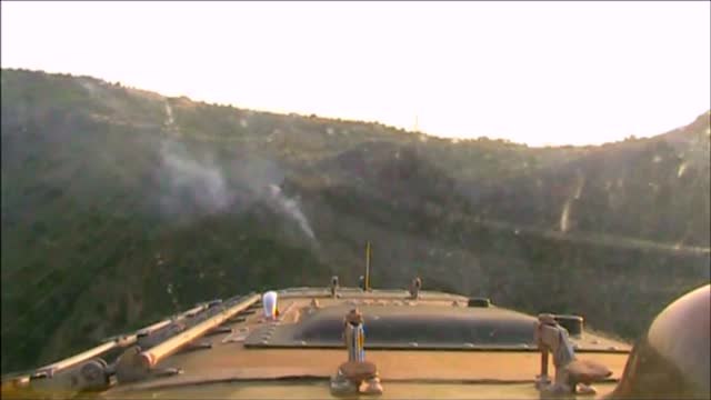 Los pilotos contraincendios protestan contra las líneas de alta tensión