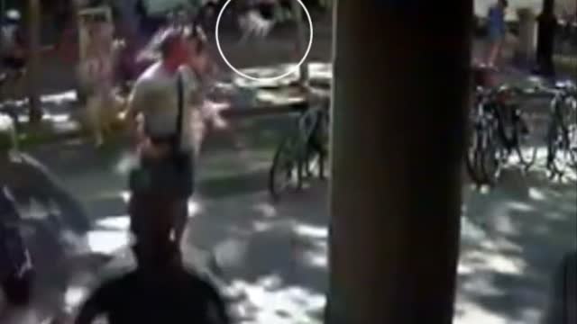 Una cámara de seguridad graba el paso de la furgoneta en el atentado de Barcelona