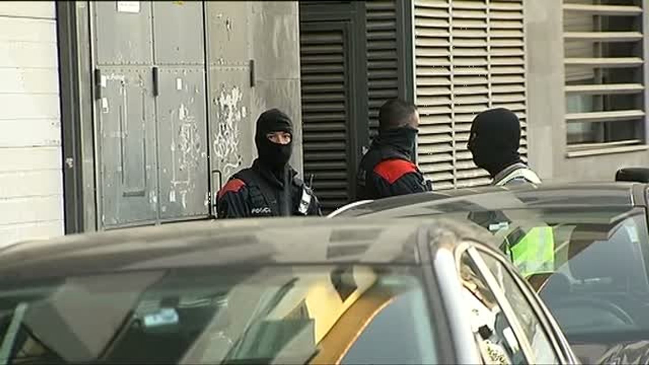 Los Mossos d'Esquadra registran un locutorio en Ripoll y un piso en Vilafranca del Penedés