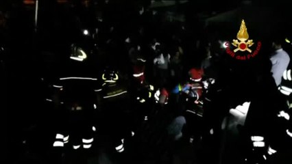 Rescatan a tres hermanos de entre los escombros