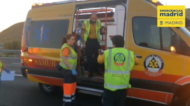 Una mujer muere y un hombre sufre la amputación de una pierna al chocar su moto con un vehículo en Madrid