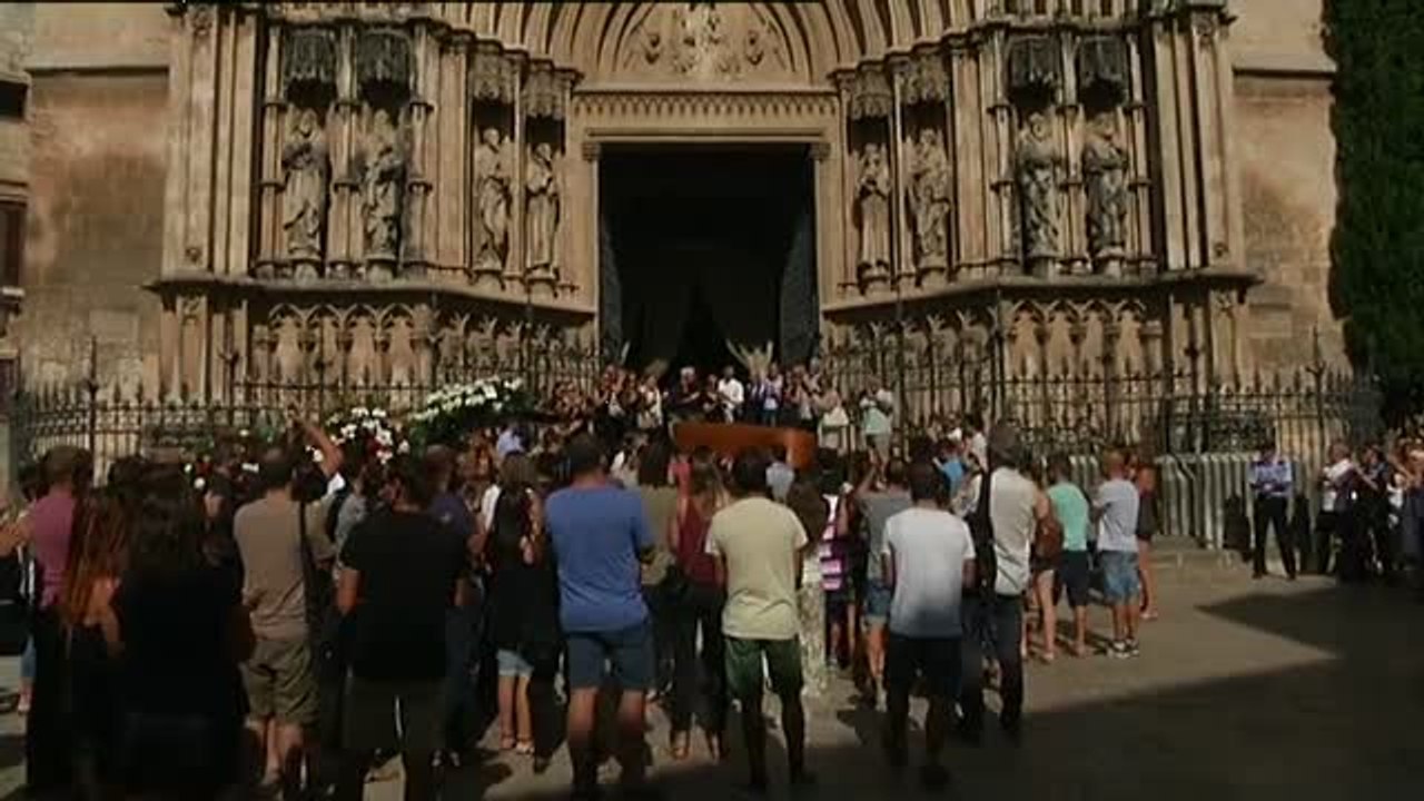 Villafranca se despide entre aplausos de Pau, asesinado por uno de los terroristas después de robarle su coche