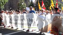 Multitudinaria marcha en San Sebastián en apoyo al referéndum en Cataluña