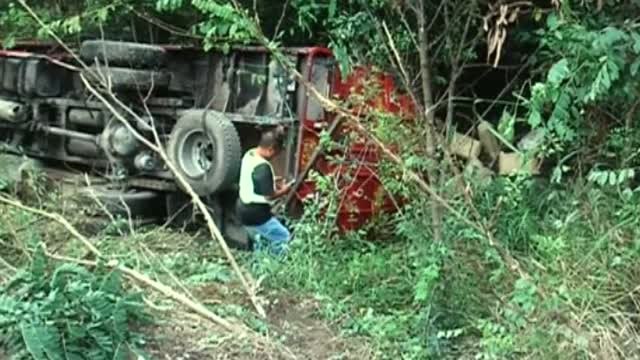 Un camión cae por un barranco en China cuando trataba de adelantar