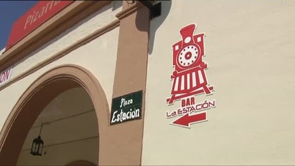 Los vecinos dudan de que la niña de Pizarra recorriese sola tres kilómetros por las vías del tren