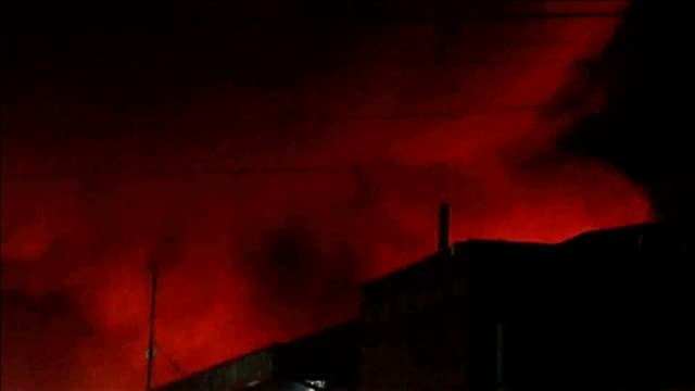 Encapuchados queman 18 camiones para el reparto de comida en Chile