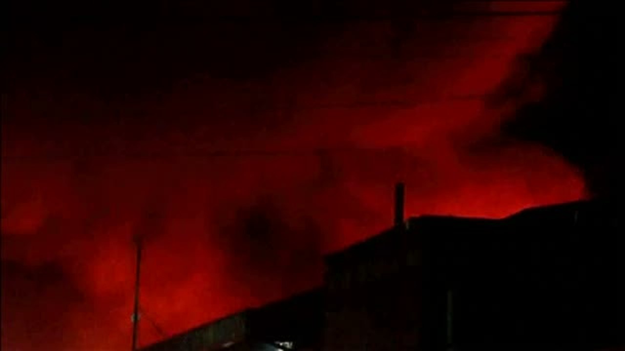 Encapuchados queman 18 camiones para el reparto de comida en Chile