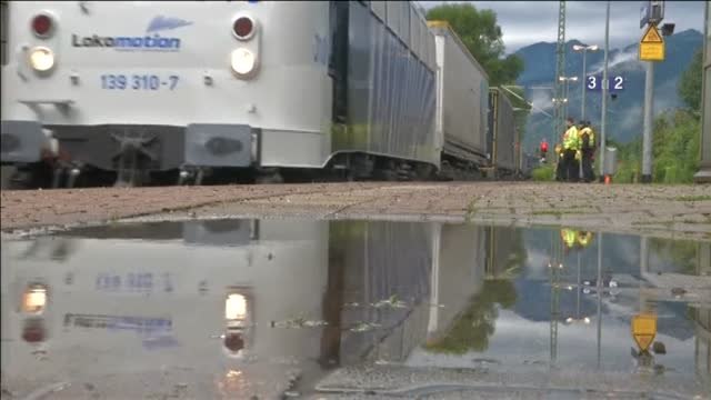 La Policía alemana localiza a varios inmigrantes viajando debajo de los trenes