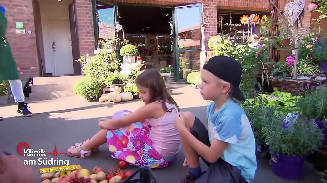 Kinder kuscheln halbnackt im heu: was ist hier los? | die familienhelfer | sat.1