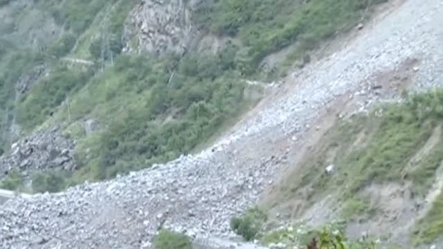 Un corrimiento de tierras en China corta una carretera durante tres horas