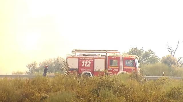 Las llamas amenazan la localidad zamorana de Pino del Oro