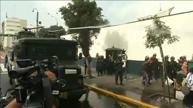 Miles de profesores se manifiestan en varias ciudades de Perú