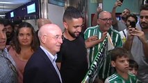 Boudebouz aterriza en Sevilla arropado por la afición