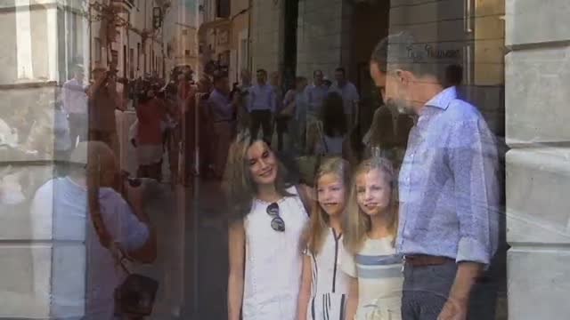Los Reyes y sus hijas visitan el museo Can Prunera en Sóller (Mallorca)