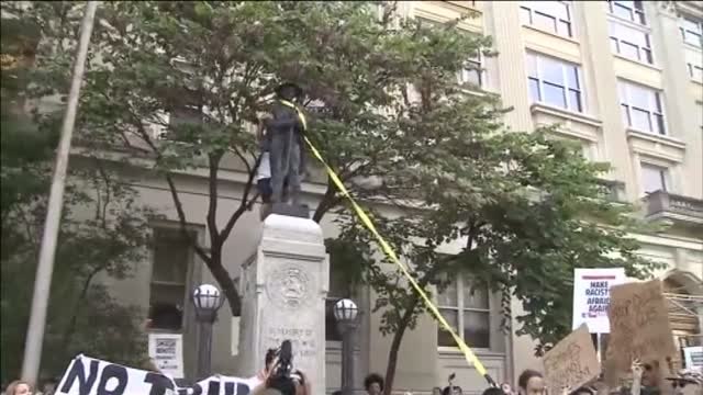 Derriban una estatua de un soldado confederado como protesta al ataque del sábado en Charlottesville