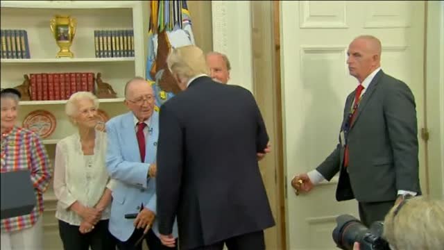 Trump recibe en la Casa Blanca a los supervivientes del ataque japonés a Pearl Harbor