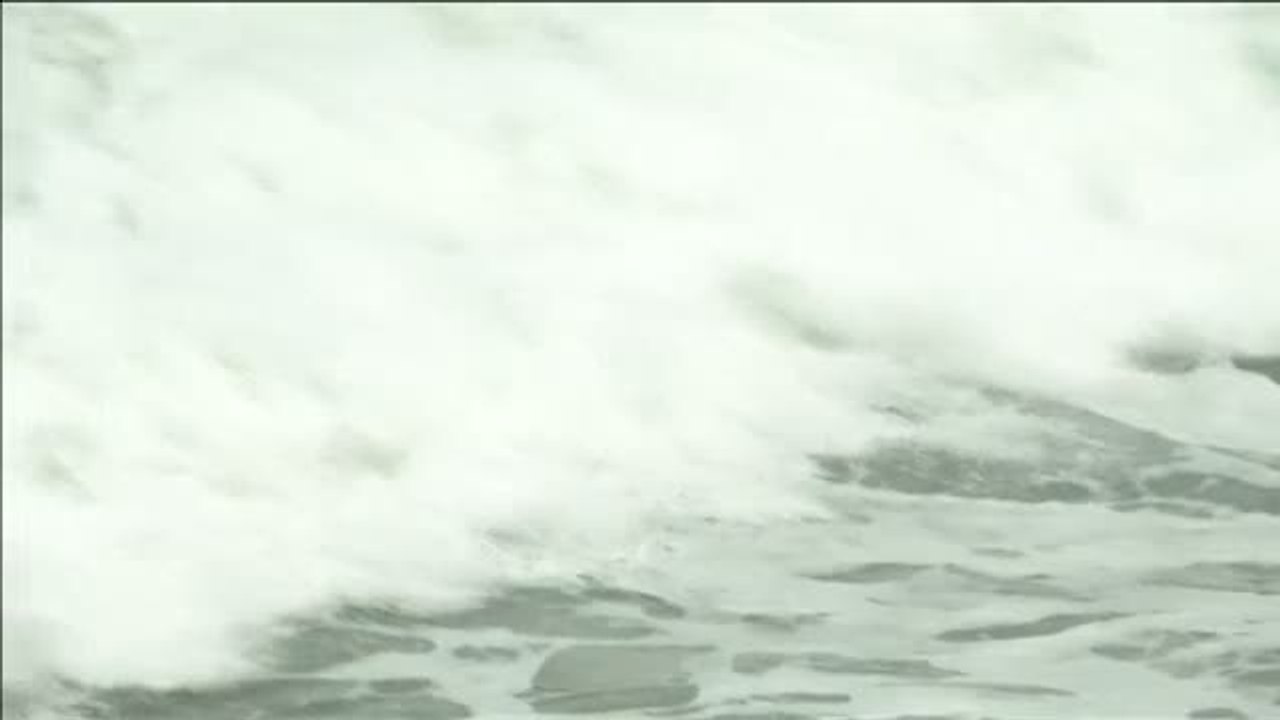 Un grupo de surfistas desafía al temporal en Río de Janeiro
