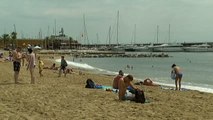 Los ayuntamientos costeros declaran la guerra a las colillas en las playas