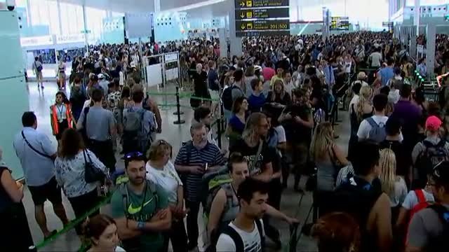 Colas hasta la calle en El Prat