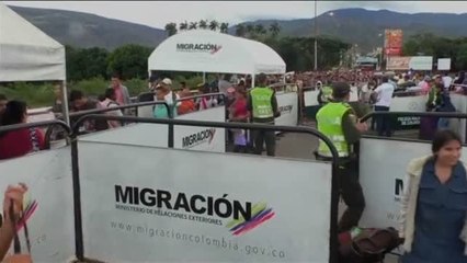 Скачать видео: 26.000 venezolanos huyen a Colombia antes de la nueva huelga general contra Maduro