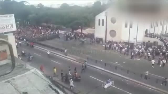 Al menos un muerto y tres heridos en un tiroteo en Caracas durante la consulta opositora