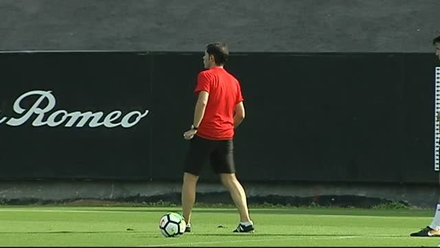 El Valencia trabaja la táctica bajo la atenta mirada de Marcelino