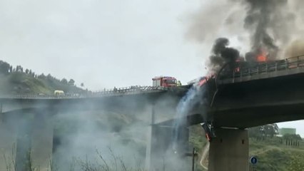Camión se despeña por un viaducto