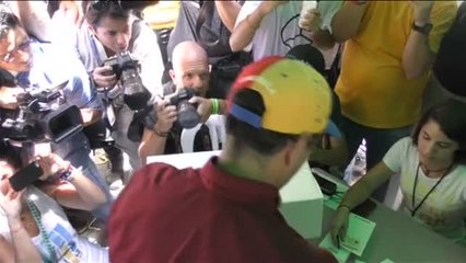 Скачать видео: Participación masiva en la consulta convocada por los opositores en Venezuela