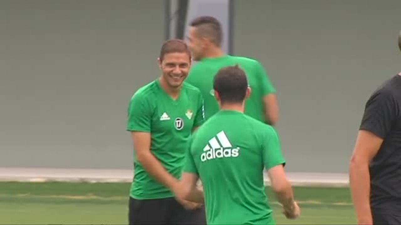 El Betis entrena antes de viajar a Alemania