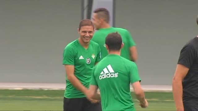 El Betis entrena antes de viajar a Alemania