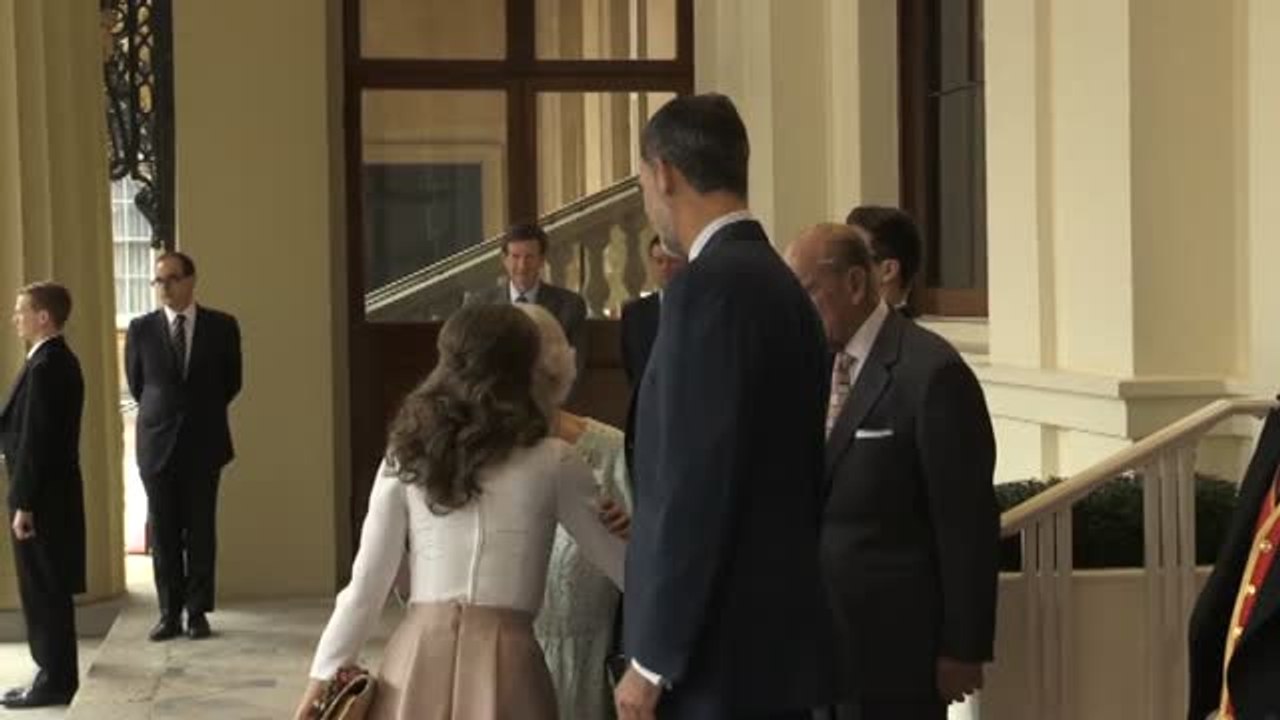 La reina de Inglaterra da el 'goodbye' a los reyes antes de regresar a España