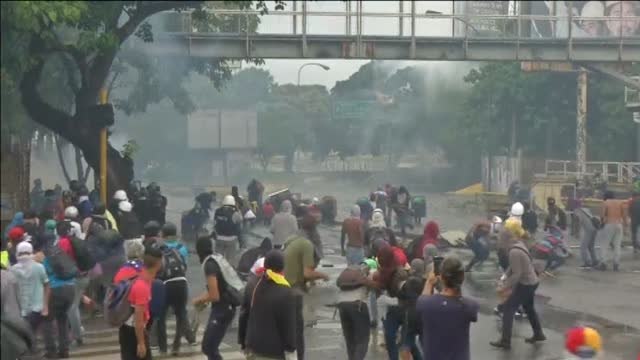 Opositores a Maduro se enfrentan con barricadas a la policía en las calles de Caracas