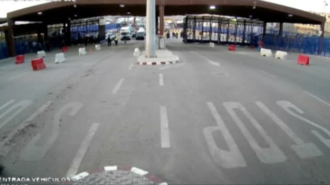 Un hombre armado con un cuchillo hiere a un policía en la frontera de Melilla al grito de 'Alá es grande'