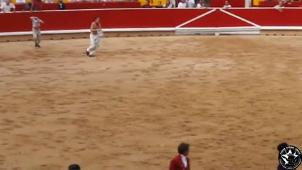 Descargar video: Tres activistas antitaurinos saltan al ruedo durante la corrida de rejones de los Sanfermines para abrazar al toro antes de morir