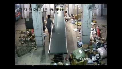 Un niño chino queda atrapado en una cinta transportadora