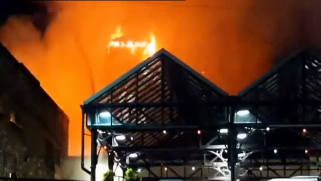 Un incendio arrasa un edifico en el mercado de Camden en Londres