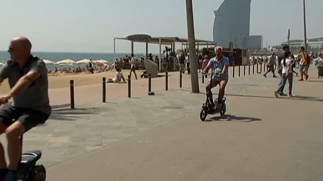 Límite a bicis, patinetes y segways en las aceras de Barcelona