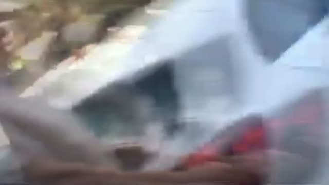 Un policía reduce y tira al suelo a un anciano que había aparcado indebidamente