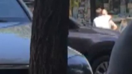 Un anciano reducido al suelo por protestar después de haber sido multado