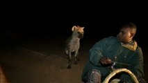 Así alimenta un hombre a las hienas en Etiopía